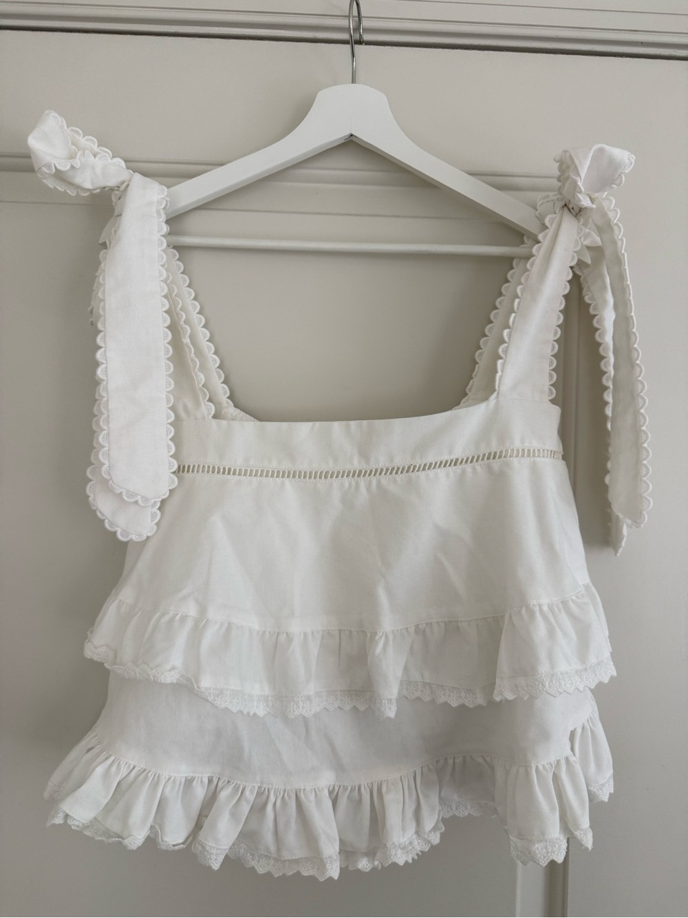 White Ruffled Cotton Bonnet with Ties strap layered tank top size Medium